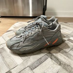 Mens Yeezy Boost 700 Inertia Sneakers Size 10.5.